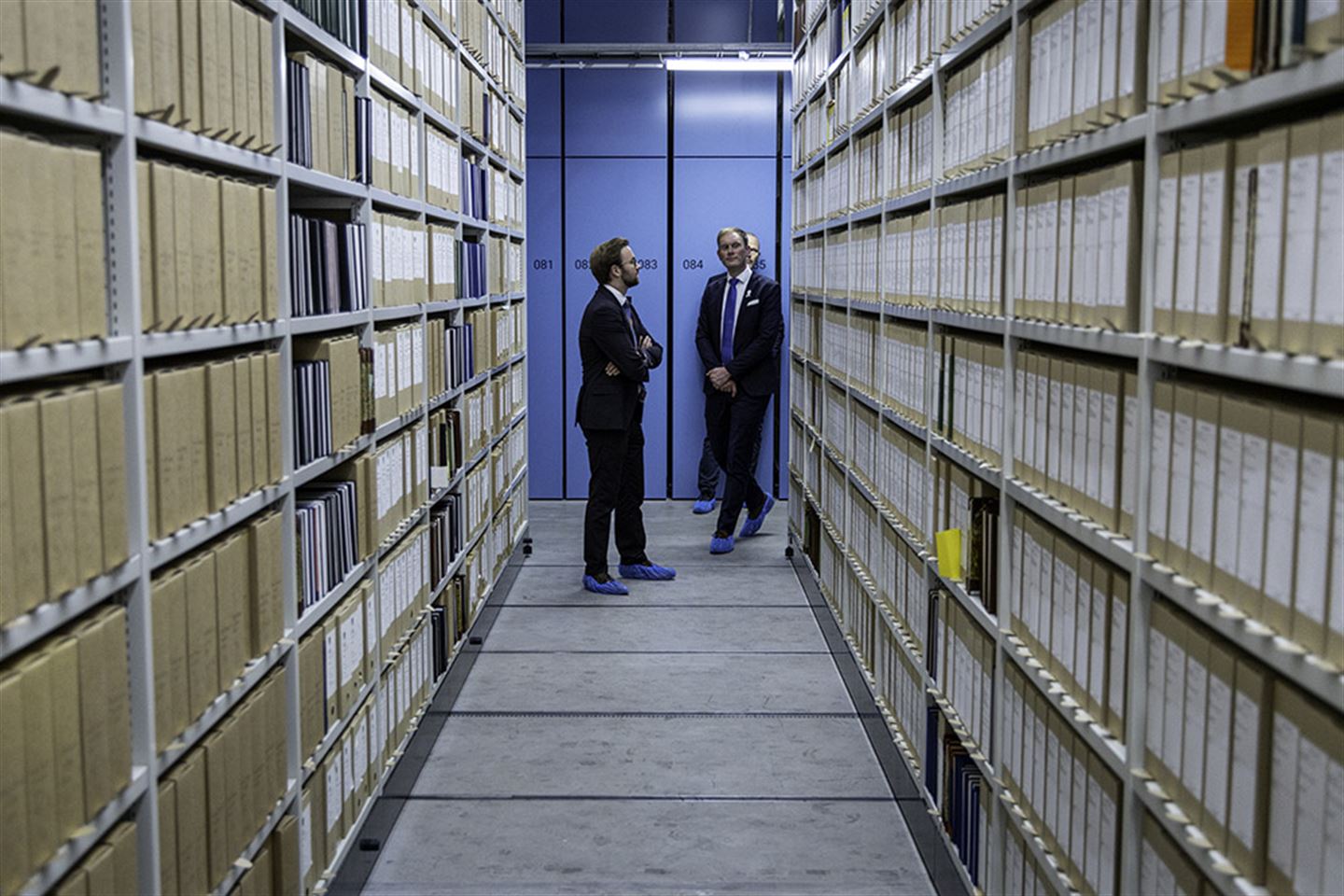 Arkivmagasin med to menn i enden.