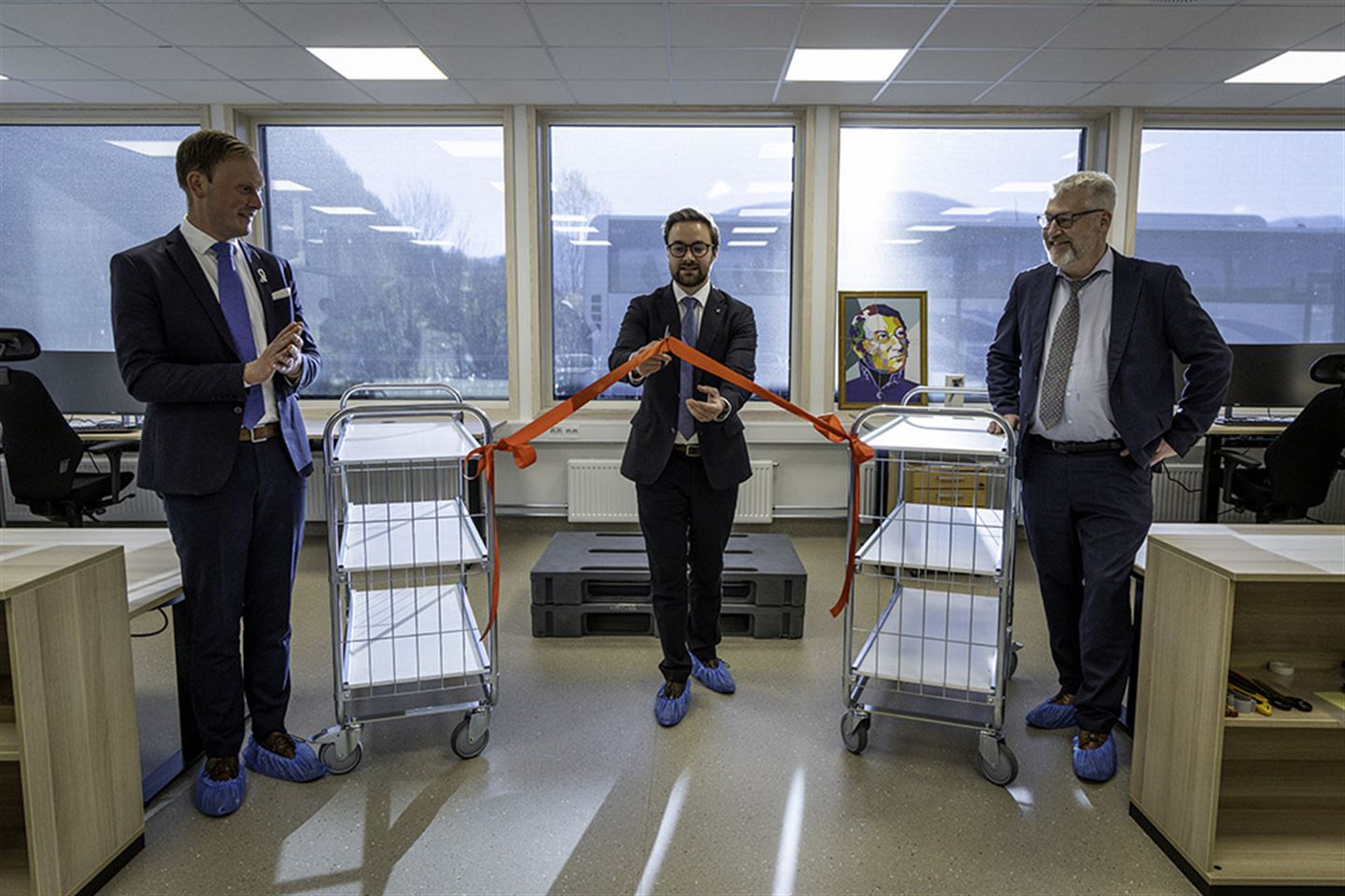 Tre menn, der Stian Davies i midten, klypper raud snor.