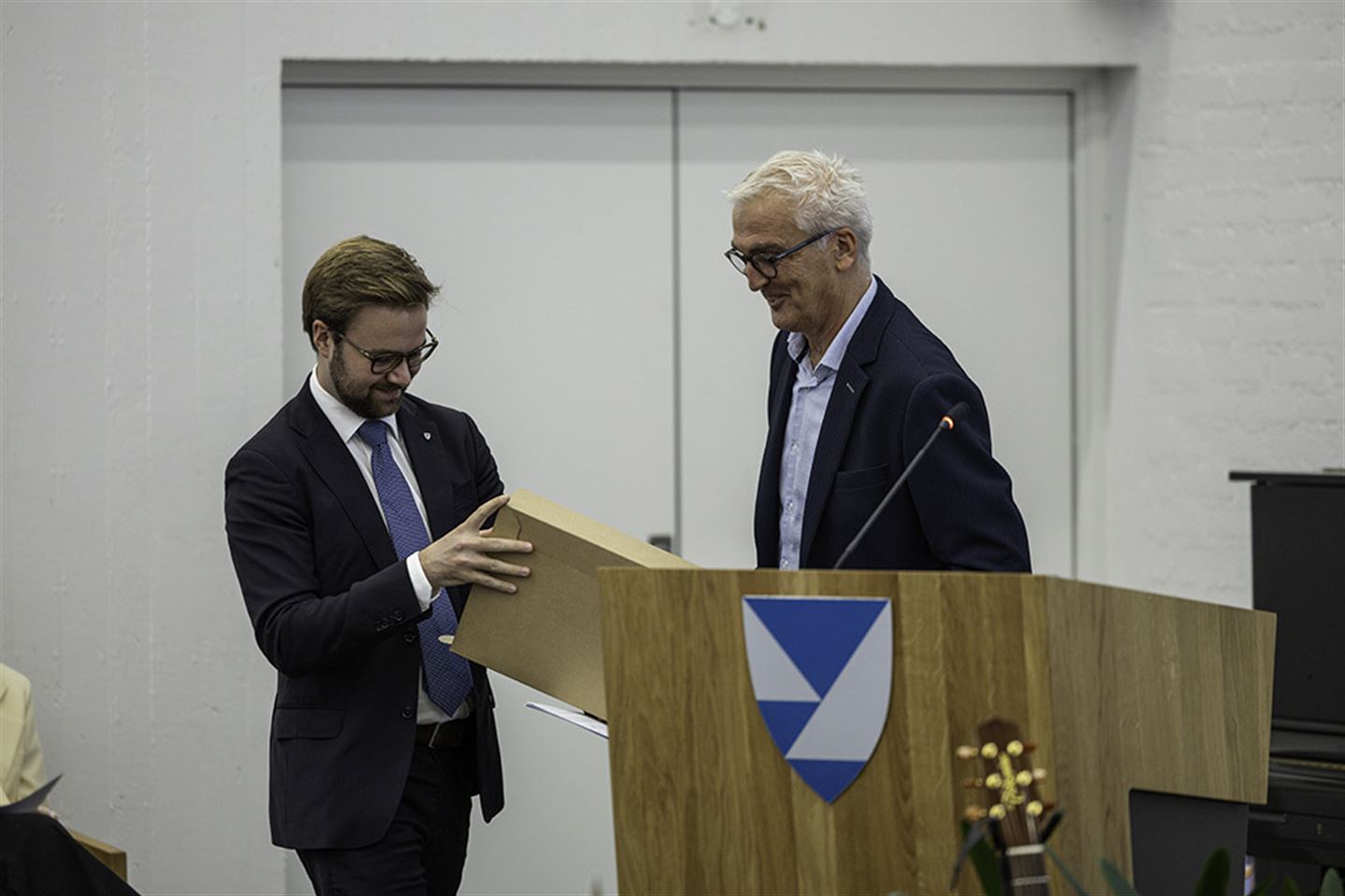 Jan Tore Rosenlund gir arkivboks til Stian Davies.