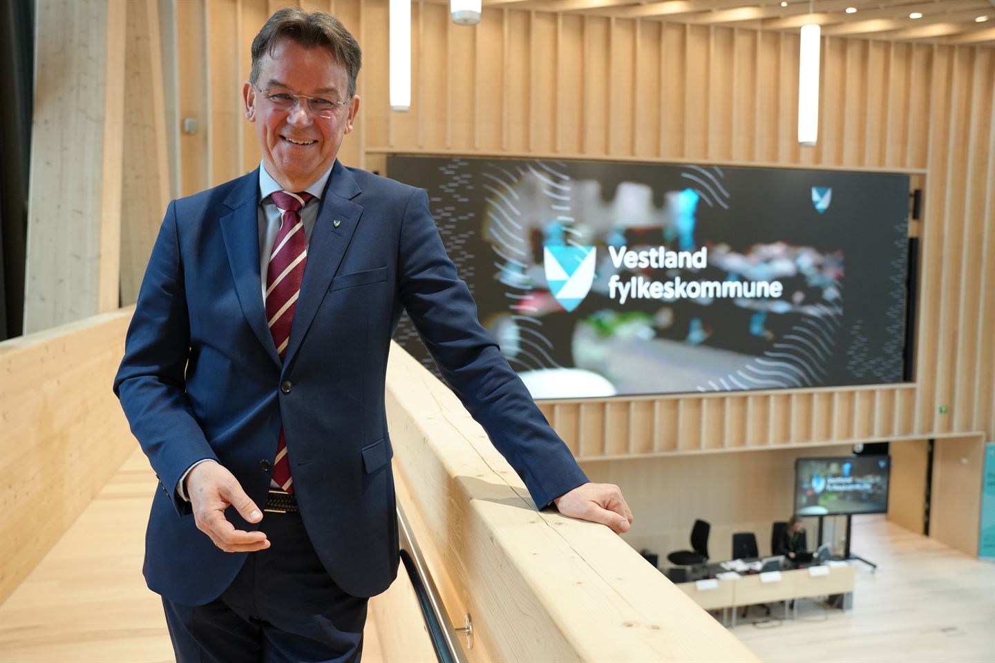 foto av person som står i eit auditorium