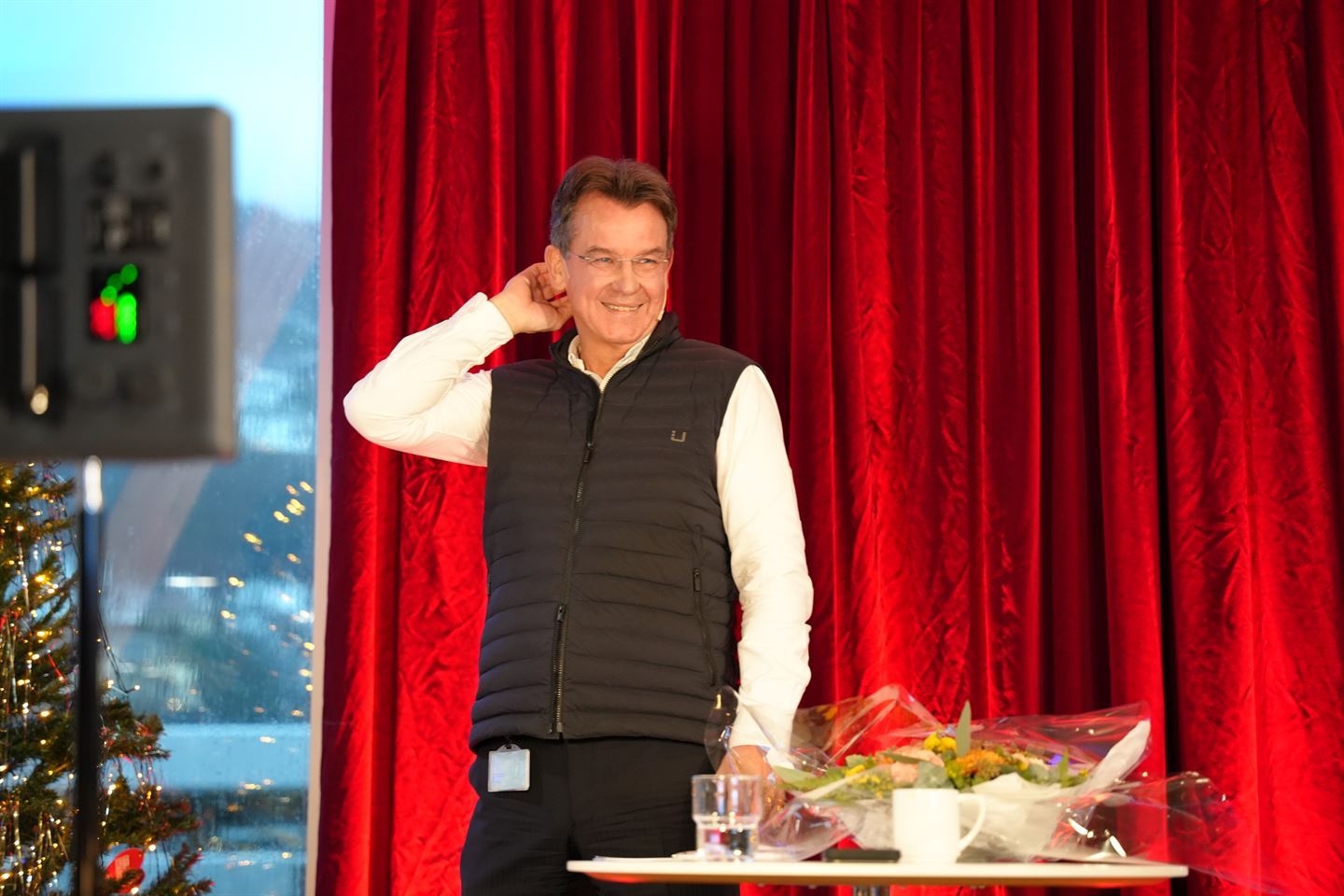 foto av person som står på ein scene