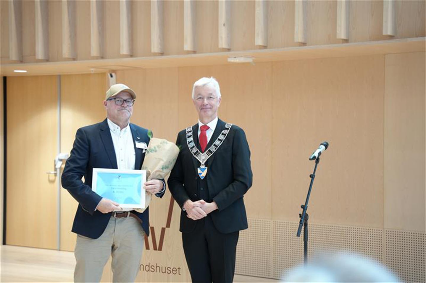 Fylkesordførar Jon Askeland deler ut prisen Årets idrettslag - topp til Fana IL.