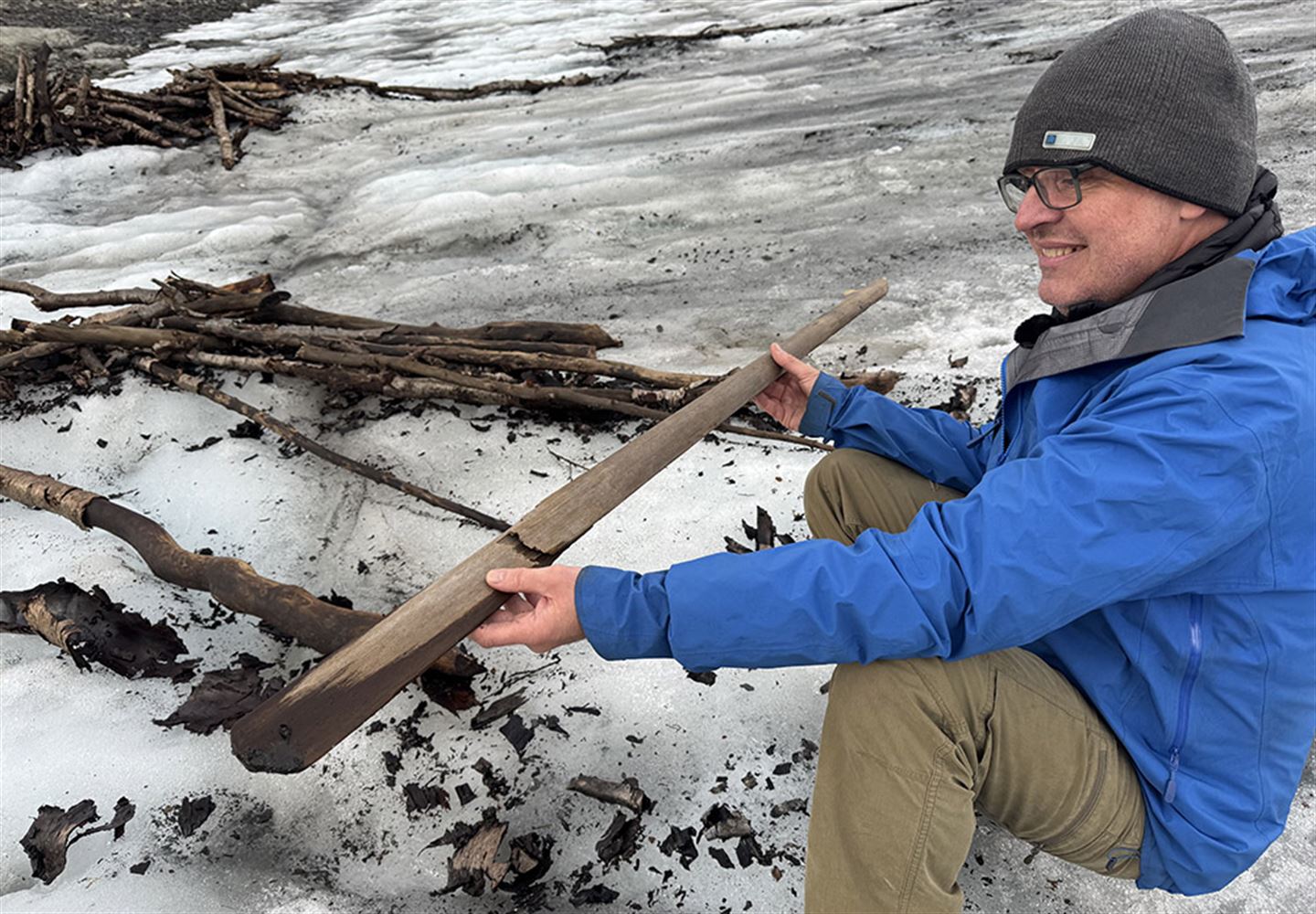 Mann syner fram gamal åre.