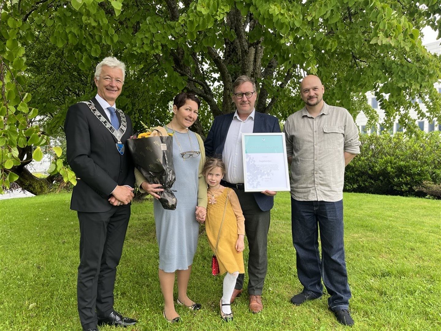 foto av prisvinnarar oppstilt ute