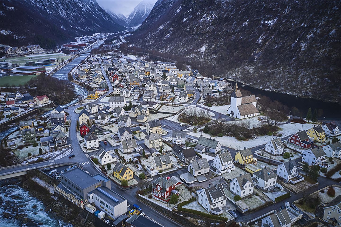 Dronefoto av bustadområde og kyrkja i Høyanger.