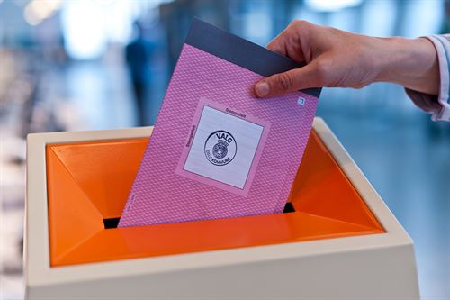 Valliste blir putta oppi valurne.