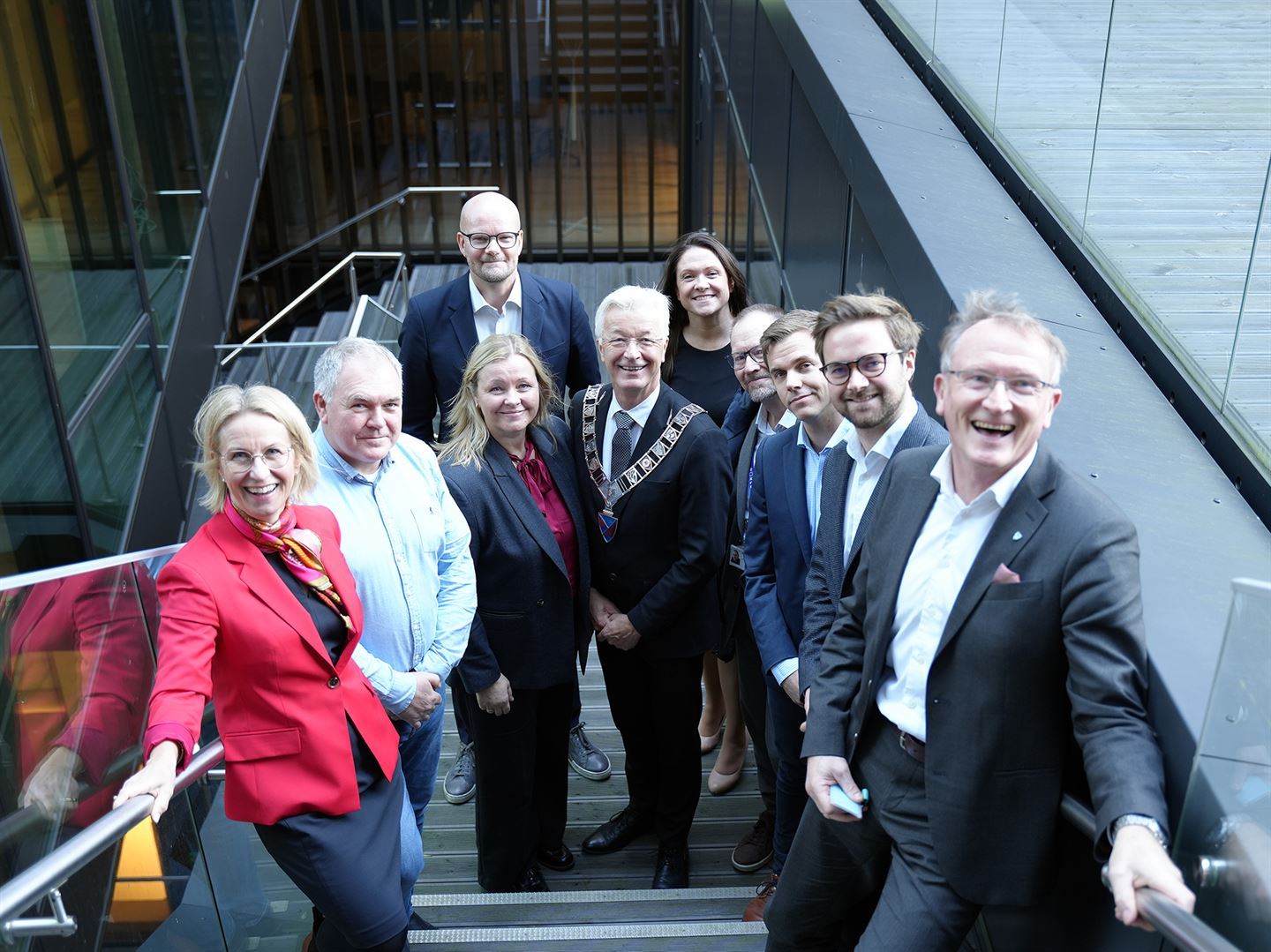 foto av folk som står i trapp