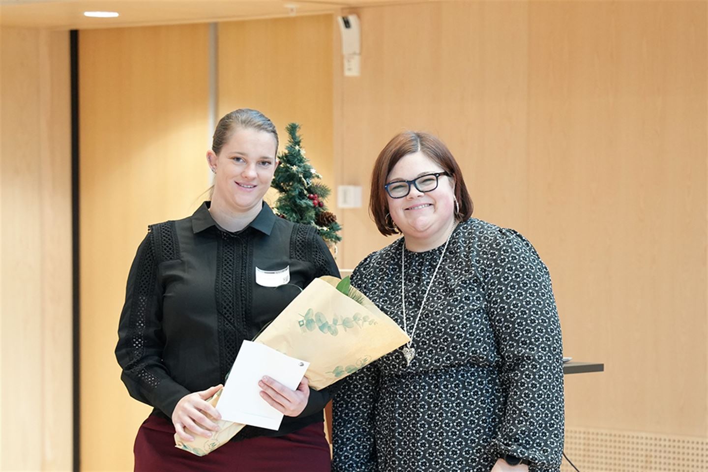 Parakjelkeutøvar Maren Rekve Norheim får utviklingsstipend frå fylkeskommunen ved Kine Bratli Dale.