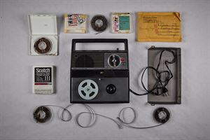 Gamalt opptaksutstyr, lydband og konvoluttar.
