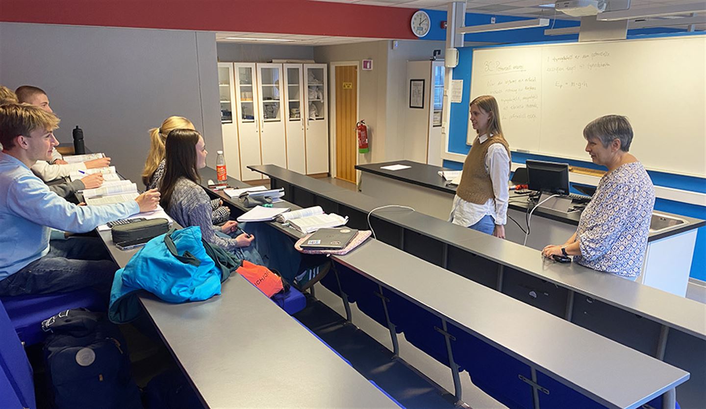 Berit observerer undervisninga på Firda.