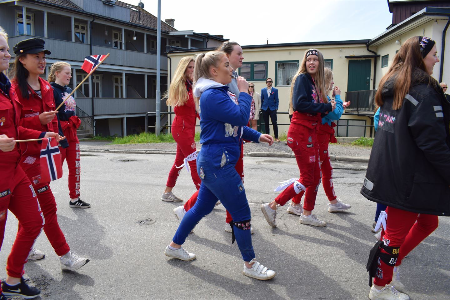 Raud- og blåruss som går i 17. mai-tog.