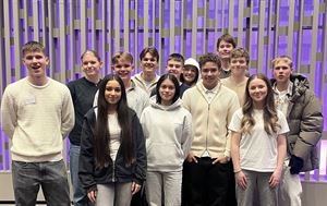 Foto av ungdomar som står på ei scene