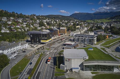 Voss sentrum i fugleperspektiv. Bildet viser Voss Gondol og Kulturhuset.
