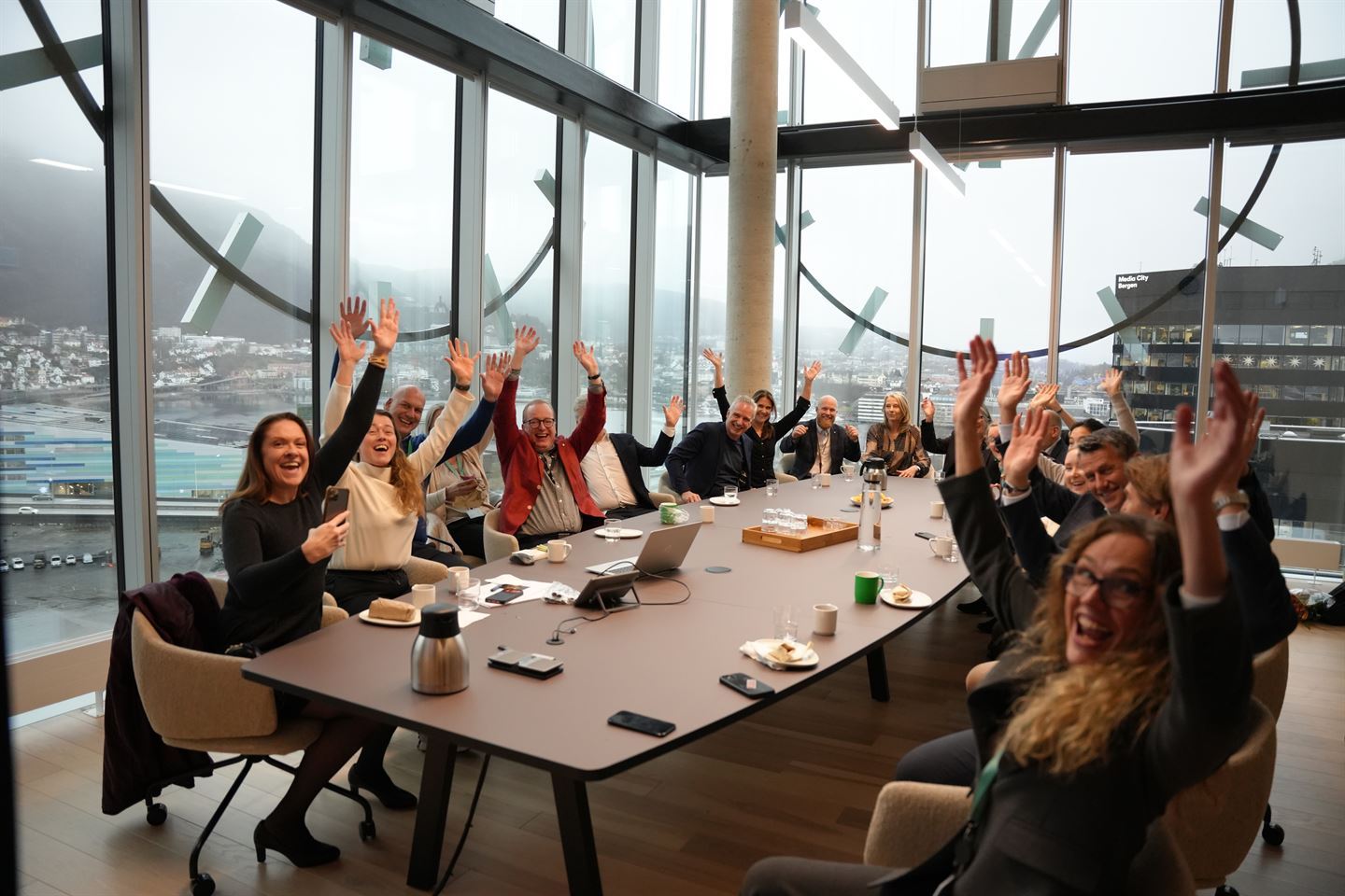 folk som jublar i eit møterom