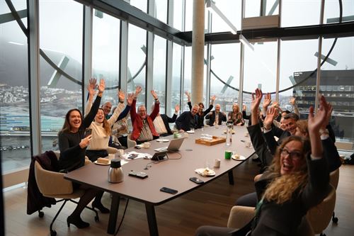 folk som jublar i eit møterom