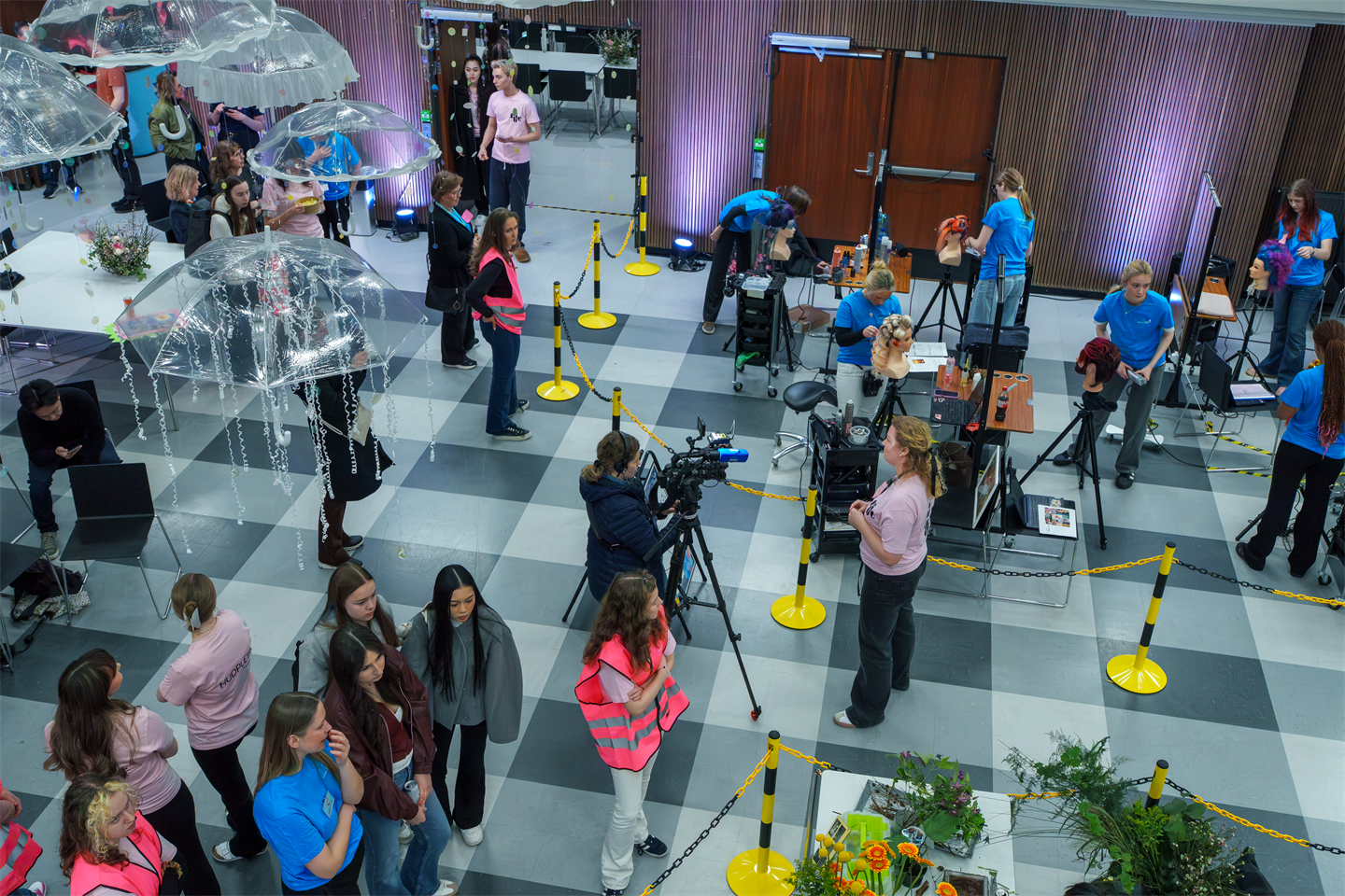 Oversiktsbilde av elevar i konkurranse