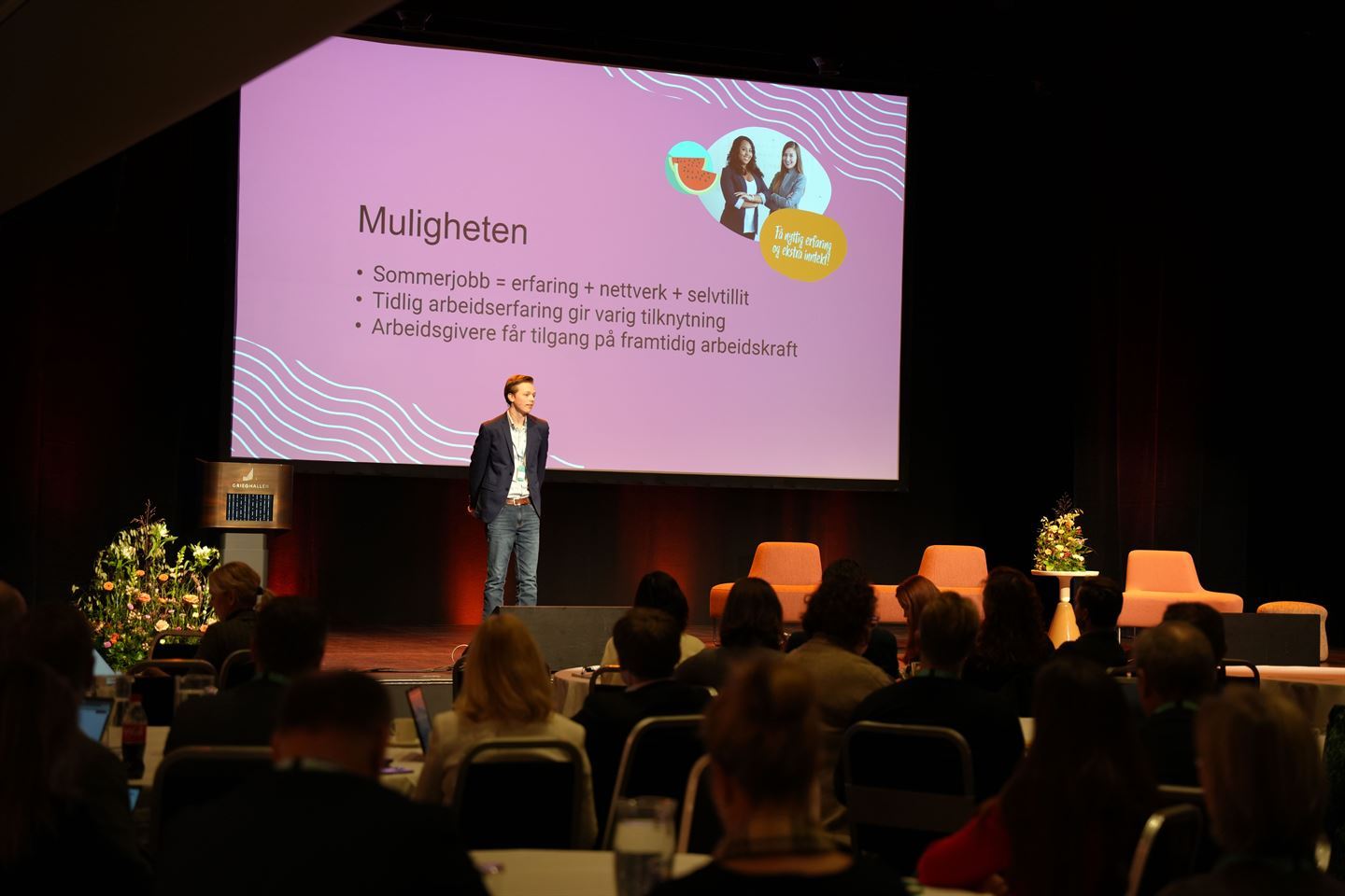 foto av person på ei scene