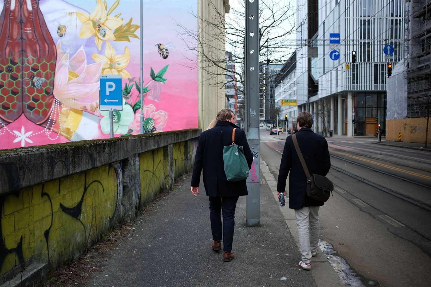 foto av to som går i ei gate