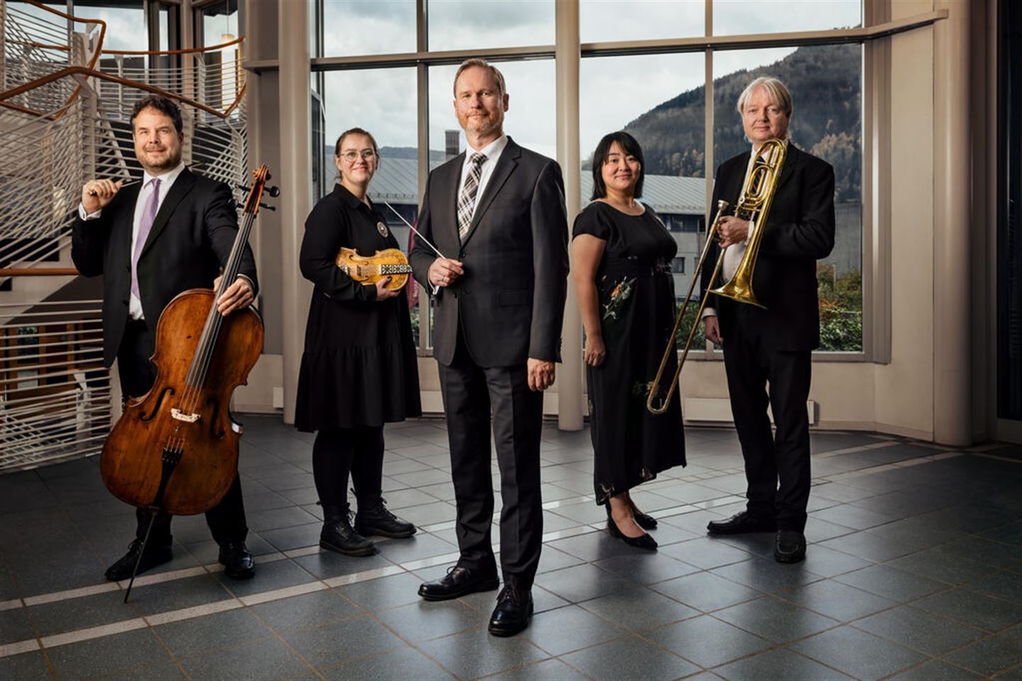 Fem musikarar, der tre av dei held hardingfele, trombone og cello.
