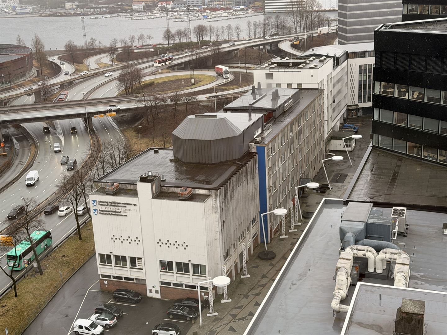 luftfoto av fagskulen i Vestland.