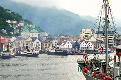 Verna og freda fartøy til kai i og på veg inn i Vågen i Bergen.