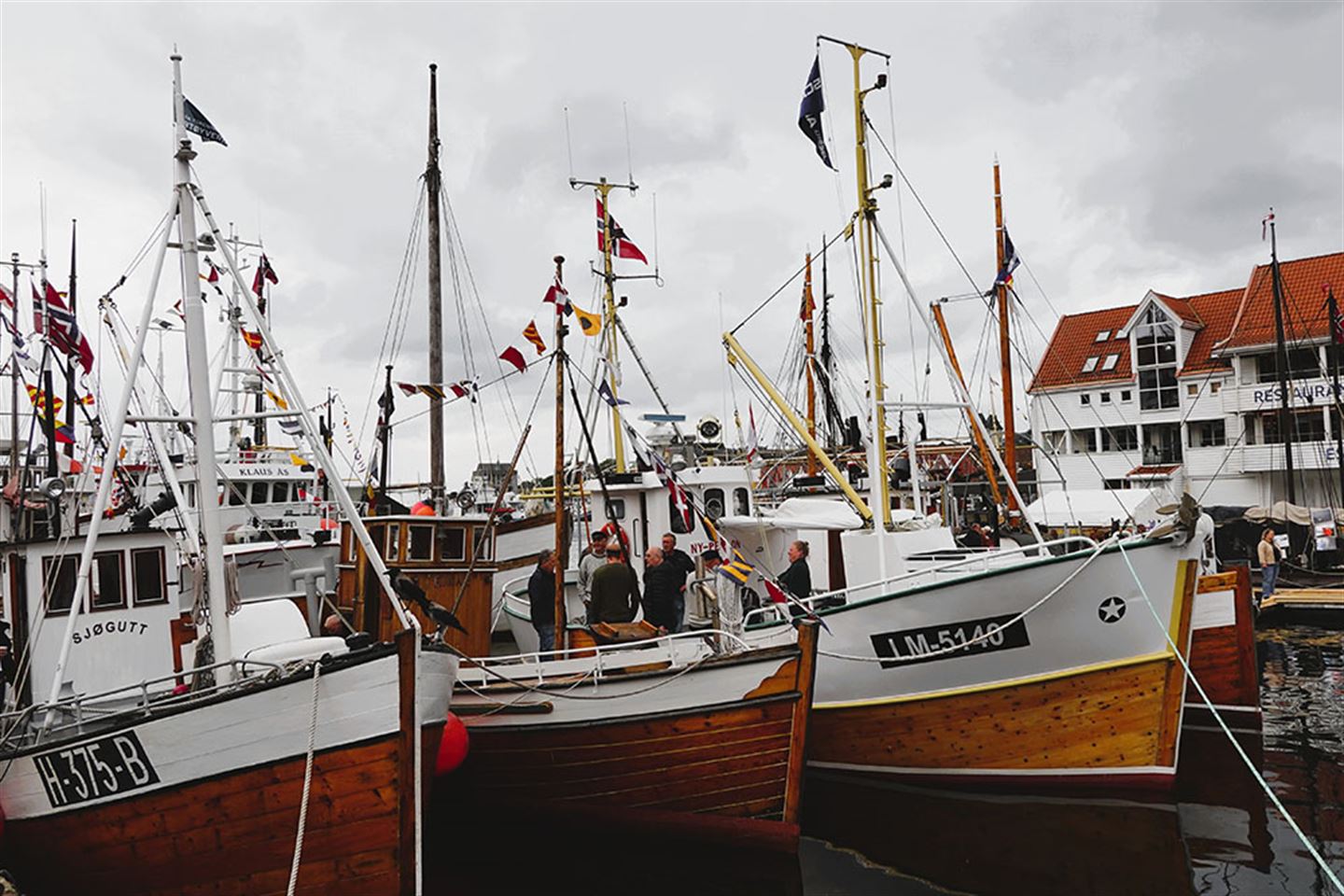 Tre verna eller freda fartøy til kai i Bergen.