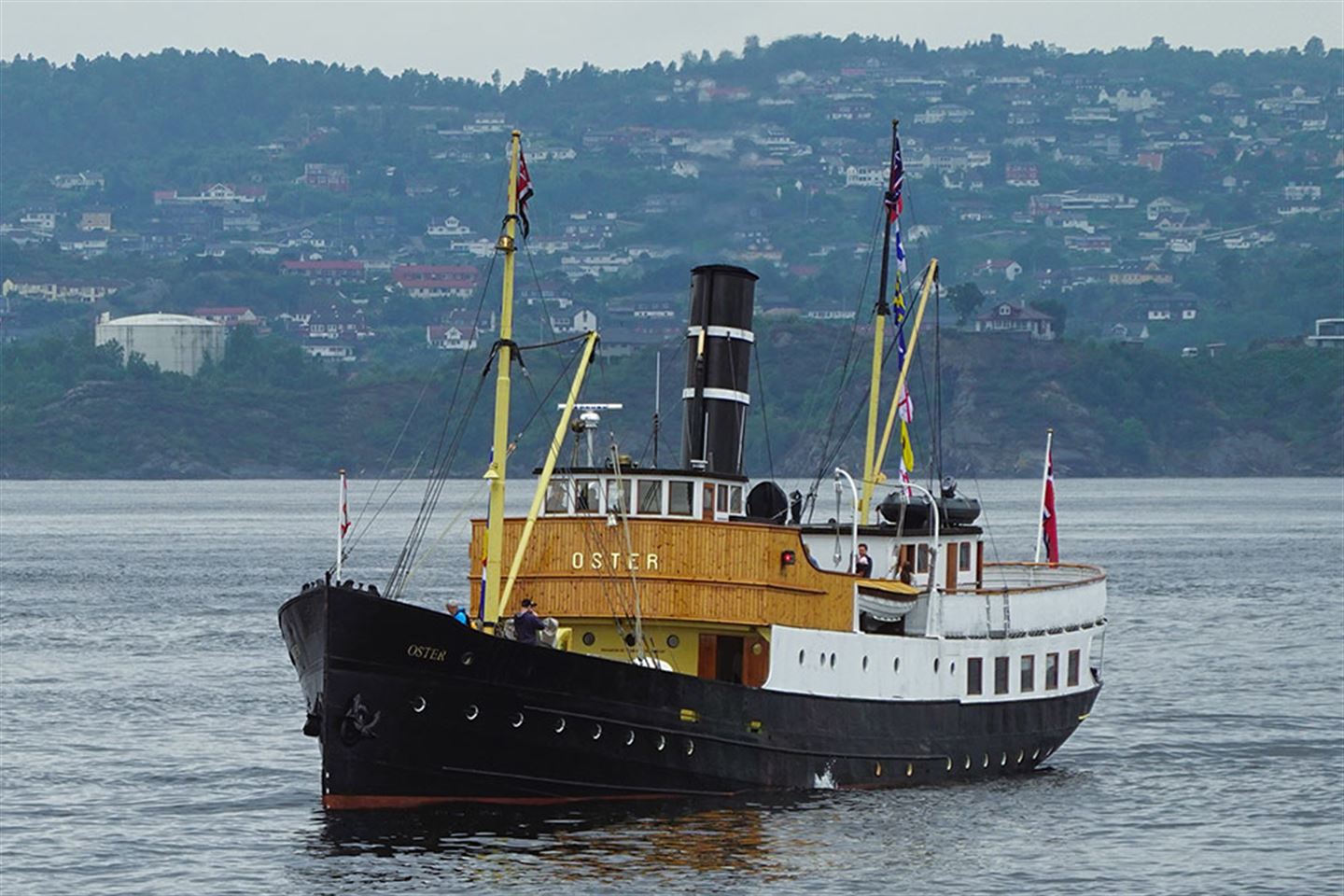Båten Oster på sjøen.