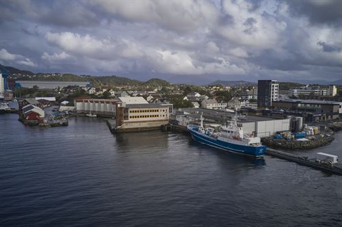 Oversiktbilde av Florø som viser kaiområde.