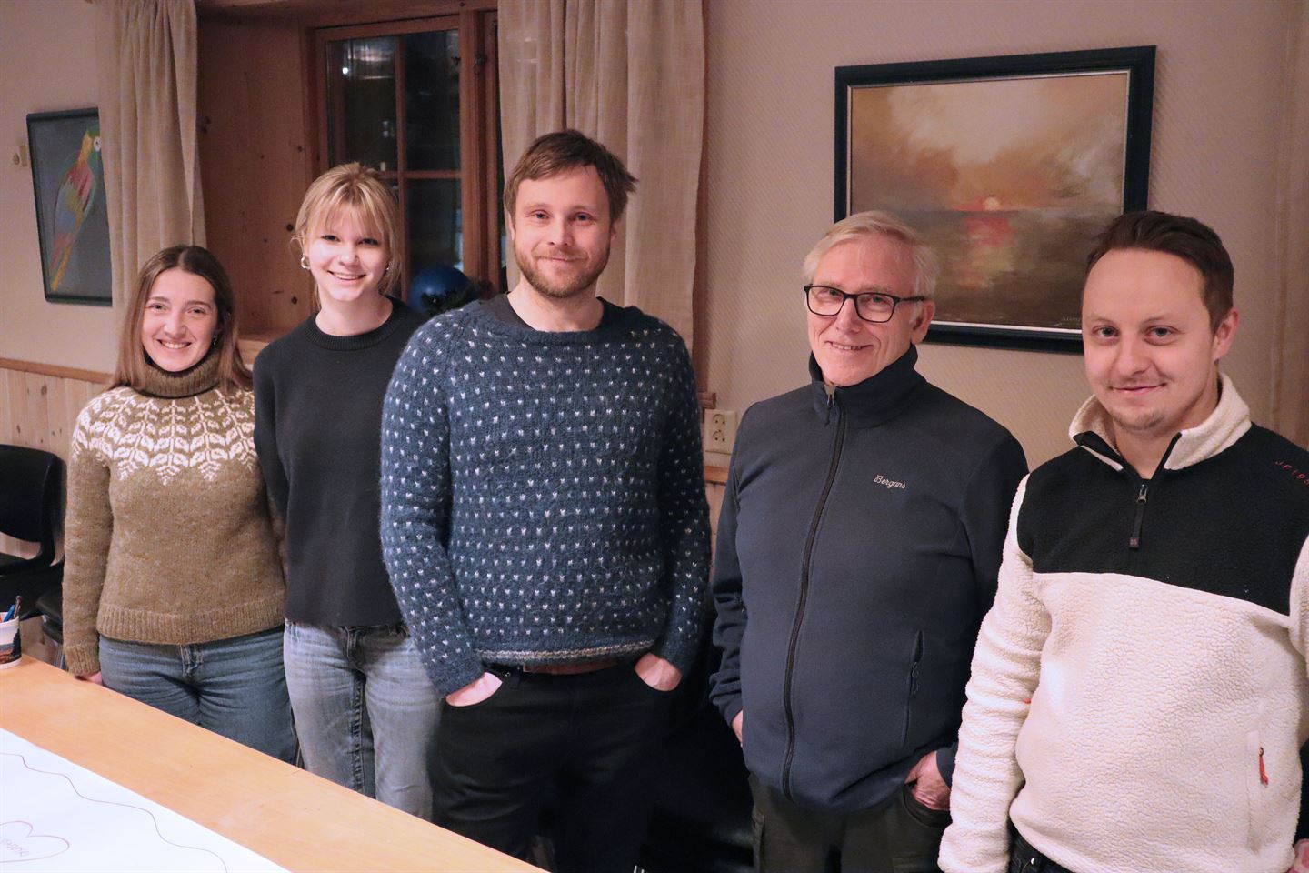 foto av personar som står i eit rom