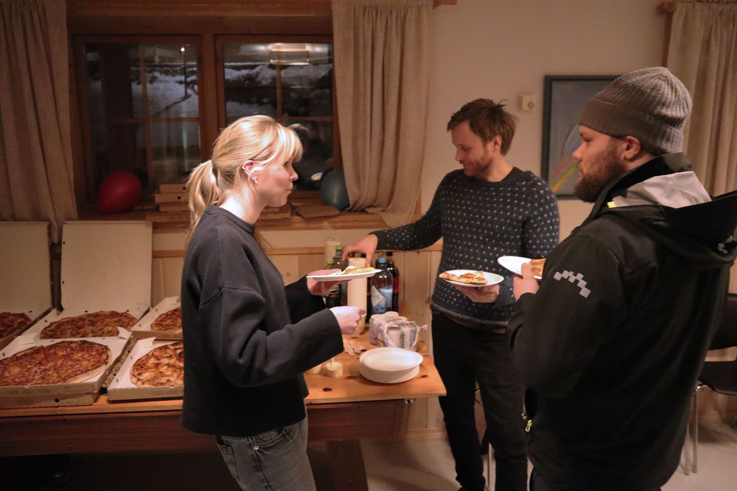 foto av tre personar inne  