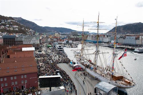 foto av bryggen i bergen med båtar og folk