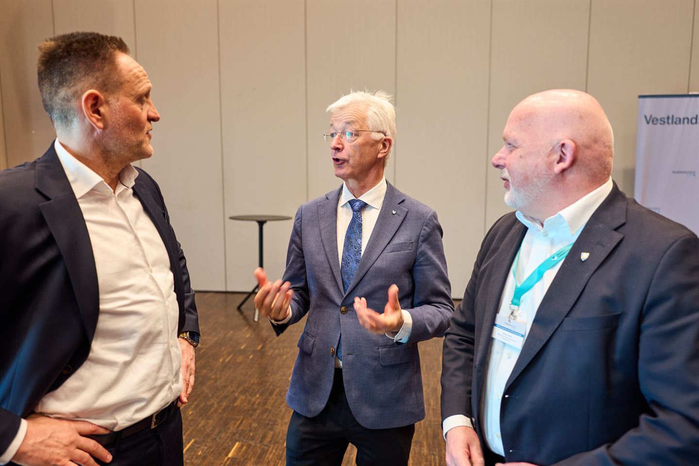 foto av tre personar