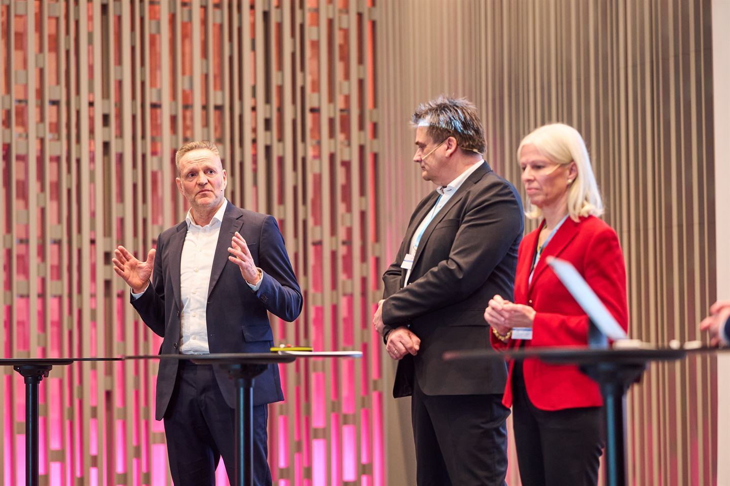 foto av tre personar på ei scene