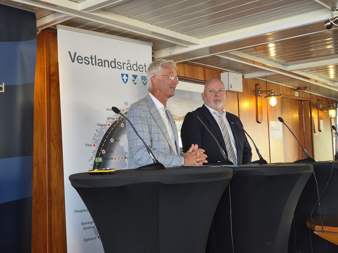 foto av to personar på talarstol