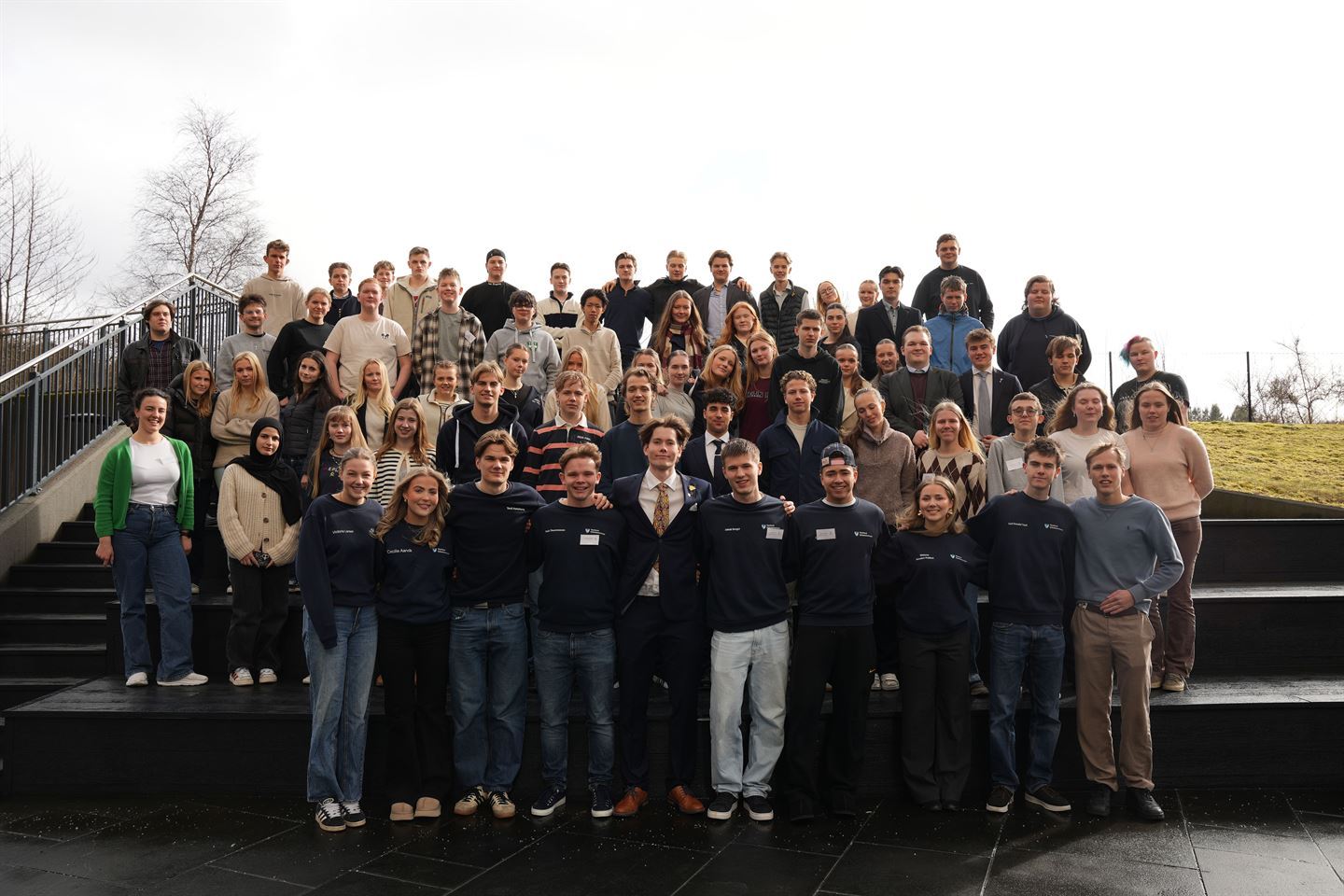 foto av mange personar samla