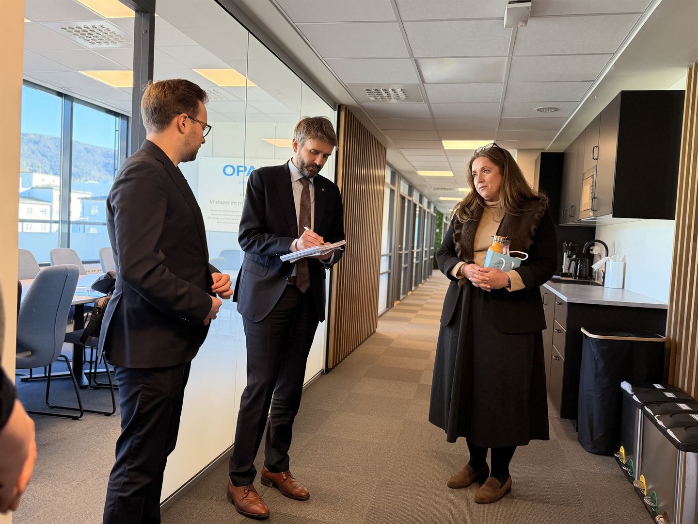 Stian Davies, helseminister Vestre og mette fauskanger i en korridor