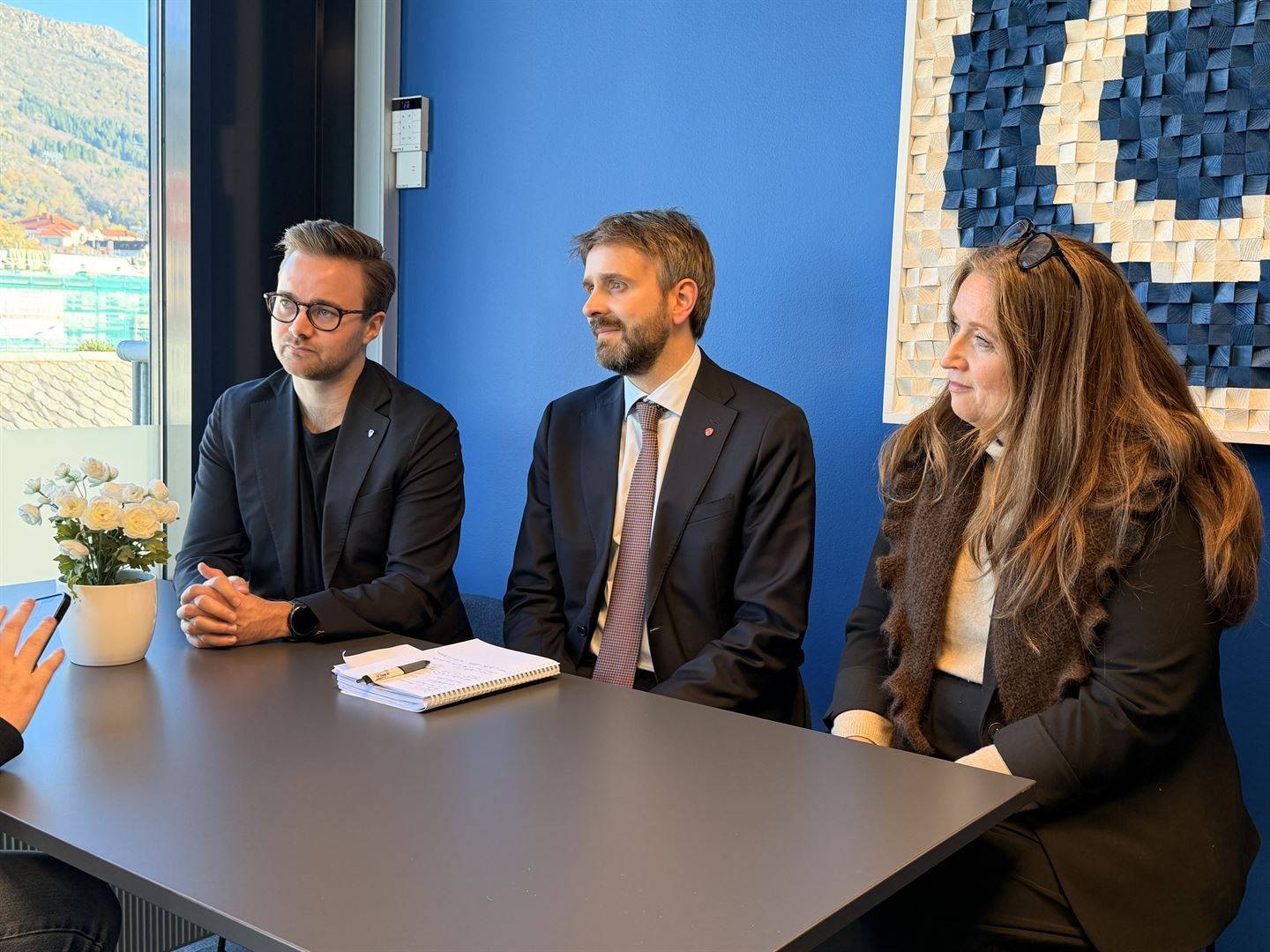 Stian davies, jan christian vestre og mette fauskanger sitter og parter med pressen. 