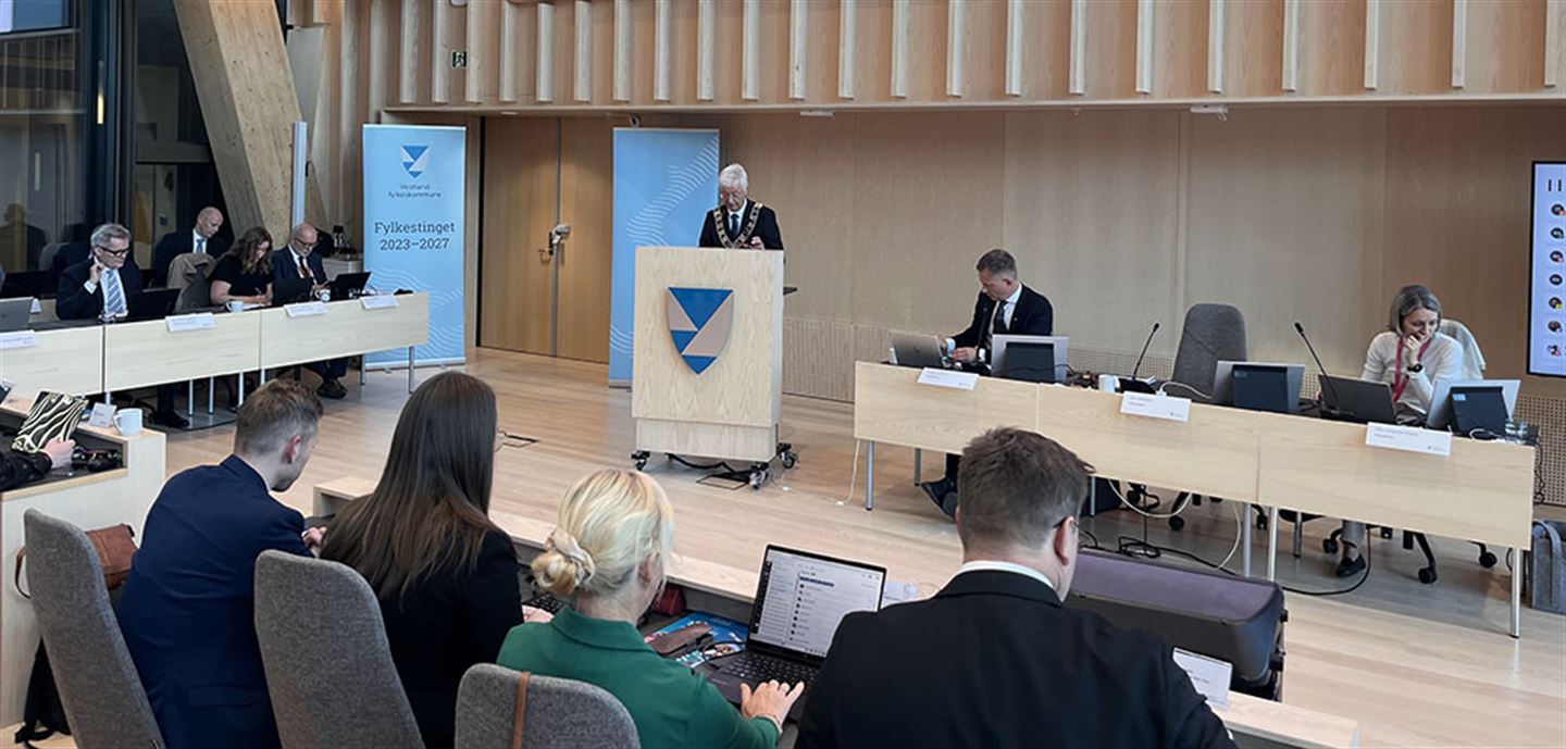 Fylkesordførar Jon Askeland på talarstolen i Vestlandssalen på Vestlandshuset i Bergen.