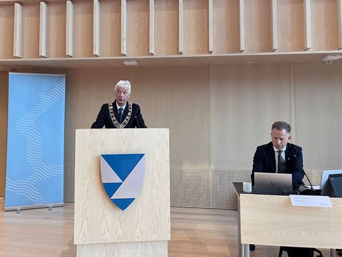 Fylkesordførar Jon Askeland på talarstolen i Vestlandssalen på Vestlandshuset i Bergen.