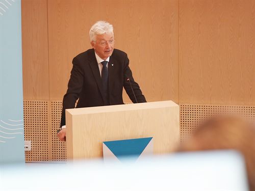 Fylkesordførar Jon Askeland på talarstolen.