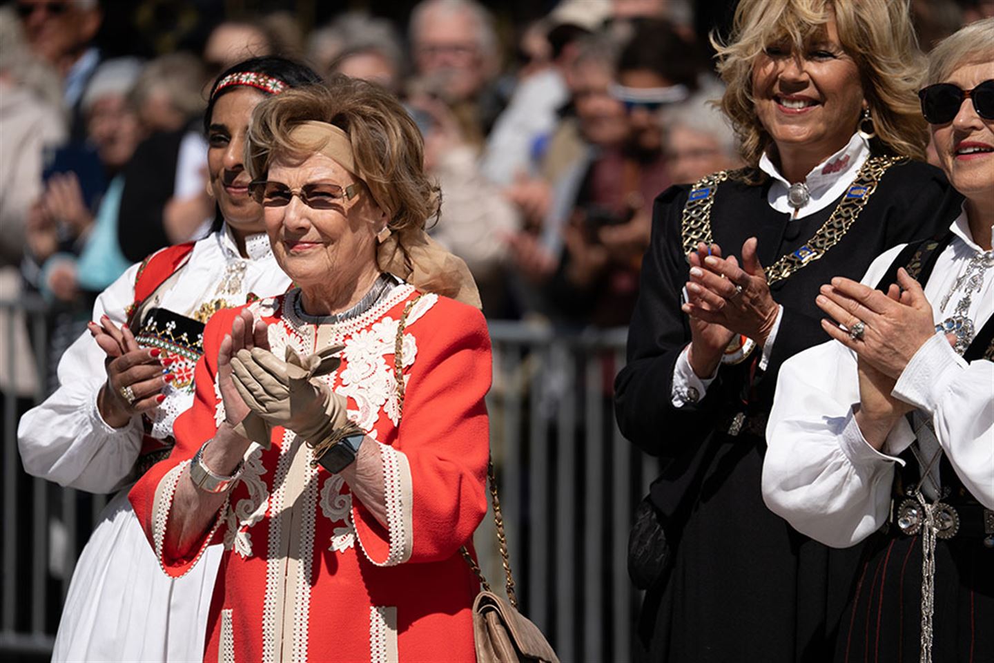 Hennar Majestet Dronning Sonja på opningsseremonien for Festspillene i Bergen 2025, saman med kulturminister Lubna Jaffery, ordførar i Bergen, Marit Warncke og statsforvaltar Liv Signe Navarsete. 