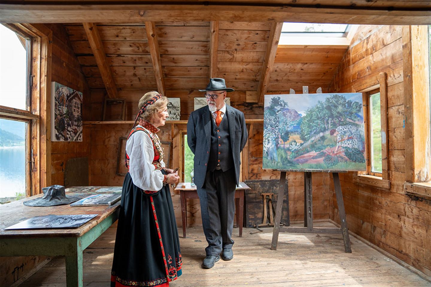 Dronning Sonja på omvising i atelieret til kunstnar Nikolai Astrup på Astruptunet i Jølster.