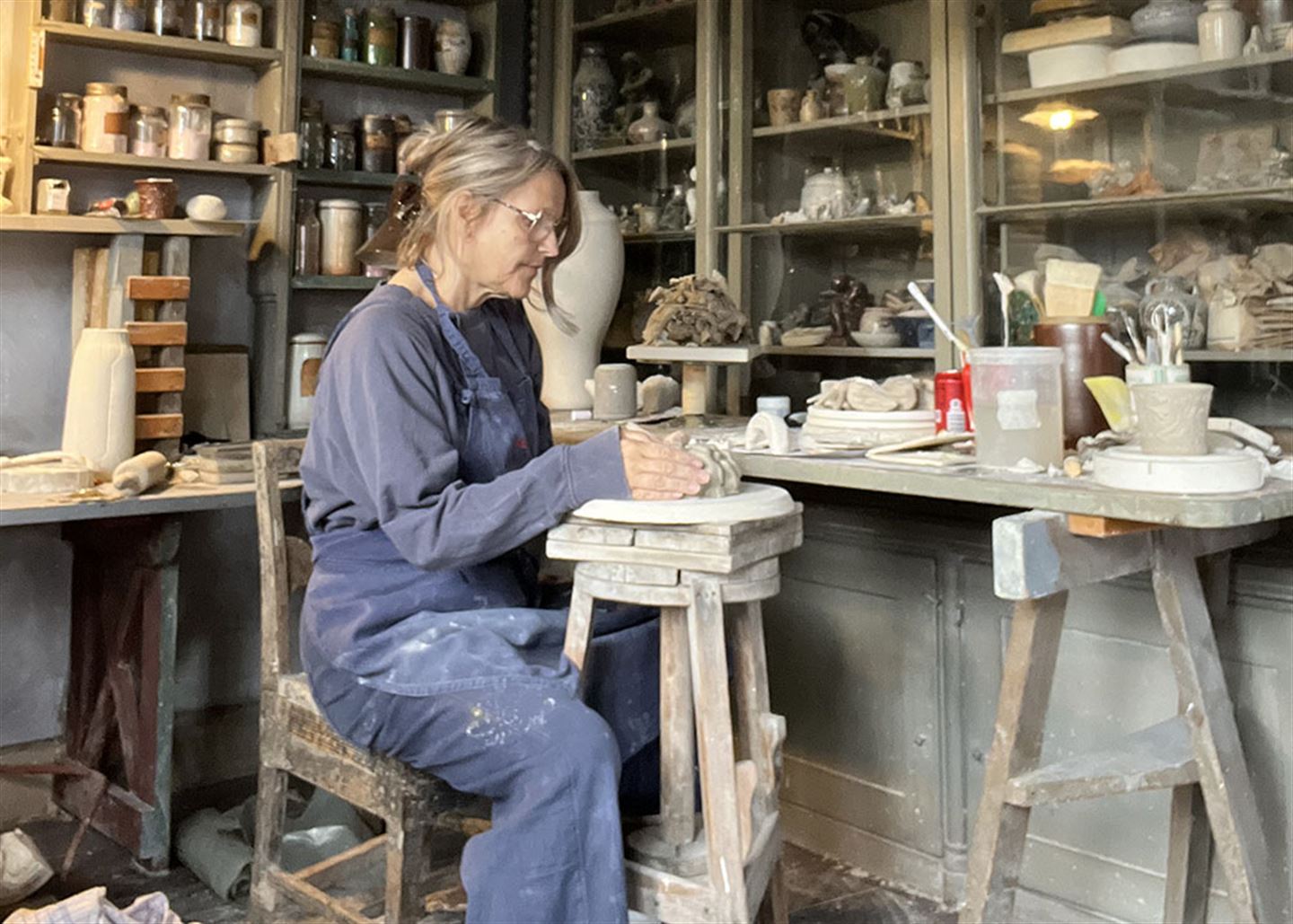 Kunstnar Heidi Bjørgan under eit kunstnaropphald på Bornholm i Danmark. 