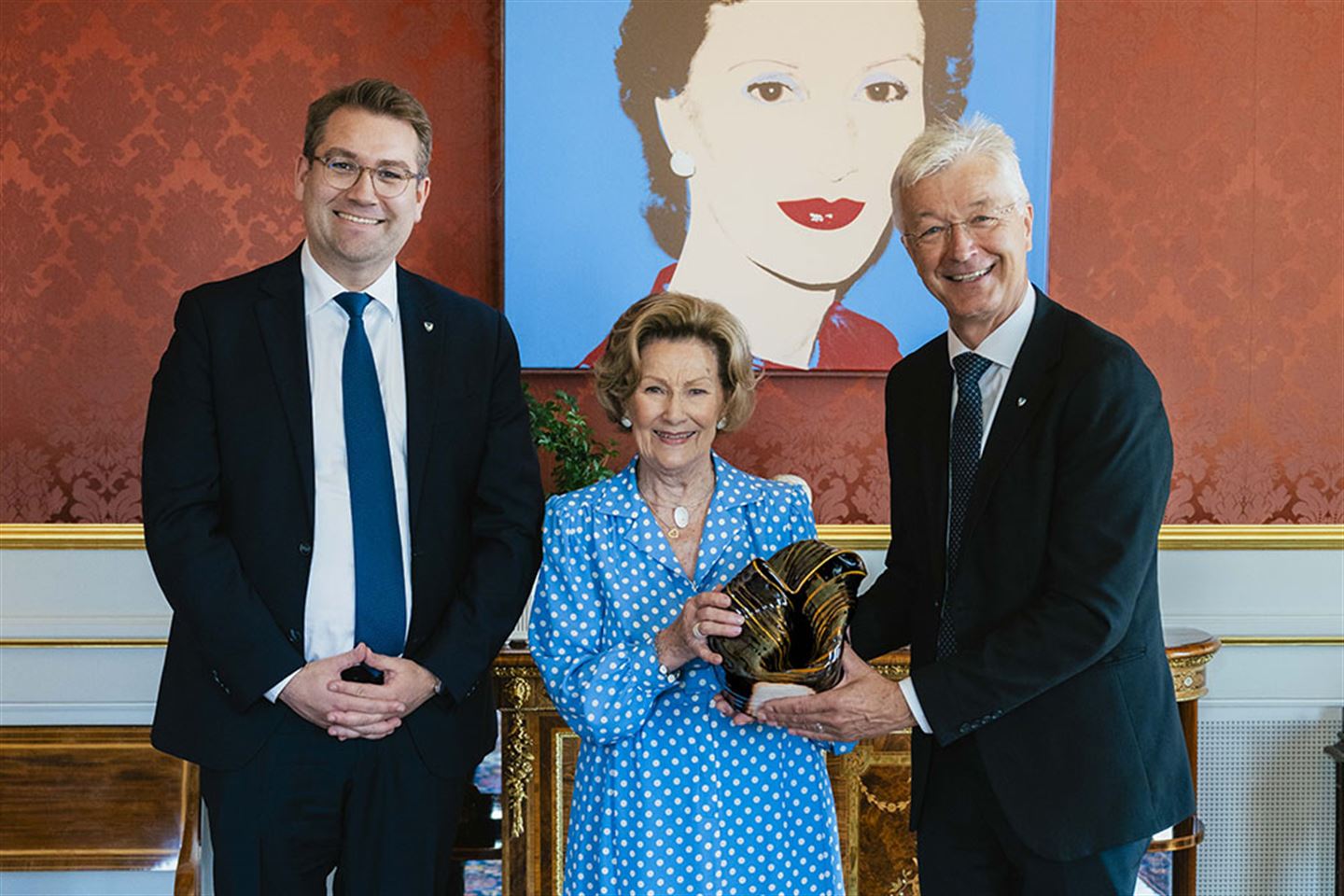 Dronning Sonja saman med fylkesordførar Jon Askeland og hovudutvalsleiar Jacob Nødseth ved overrekking av kunstverk i samband med tildelinga av kulturprisen 2026.