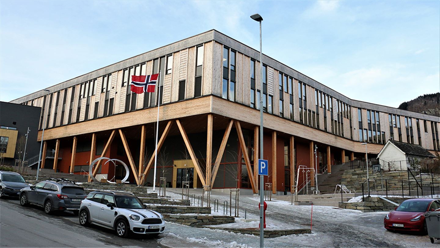 Fasaden på nye Kvam vidaregåande skule.