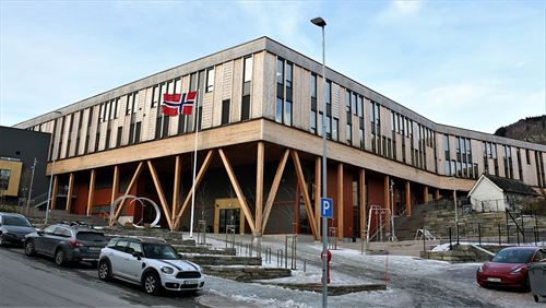 Fasaden på nye Kvam vidaregåande skule.