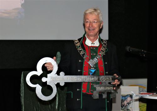 Person i bunad med kjempestor nøkkel