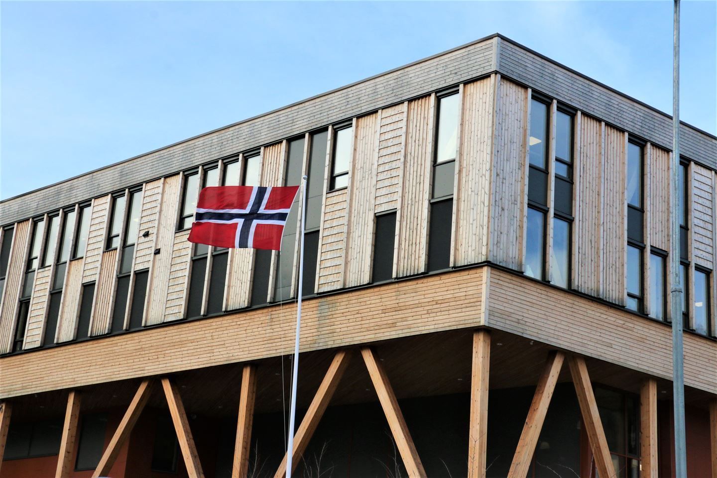 Nærbilde av flagg og bygning av tre