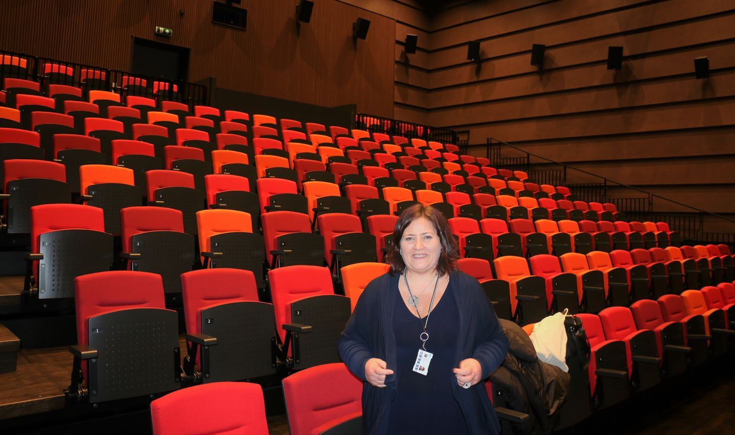 Stor sal med ein person