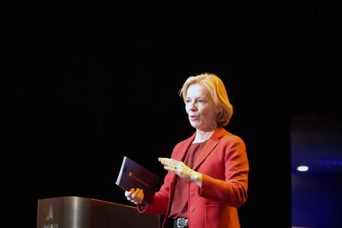 foto av kvinne på ei scene